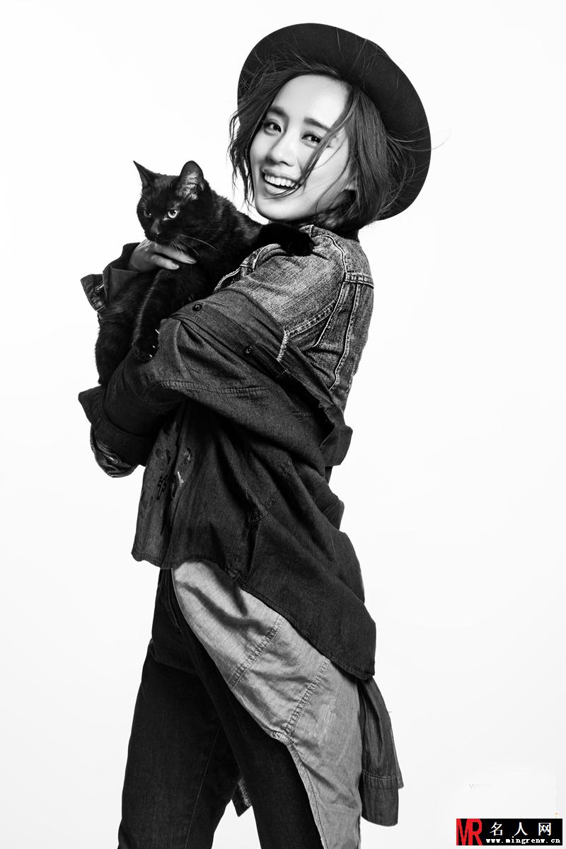 王智黑白写真曝光 怀抱萌猫十足小女人(1)