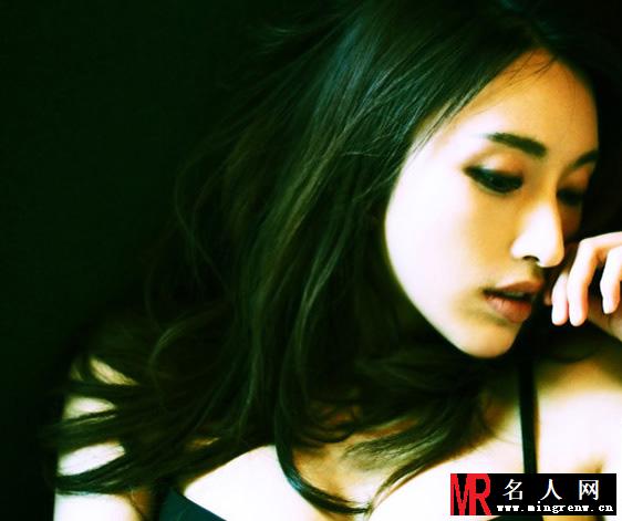 张俪女人三十玉颜轻髻 妩媚优雅更显女人(1)