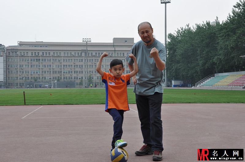 腾格尔晒儿子萌照 老来得子喜气洋洋(1)