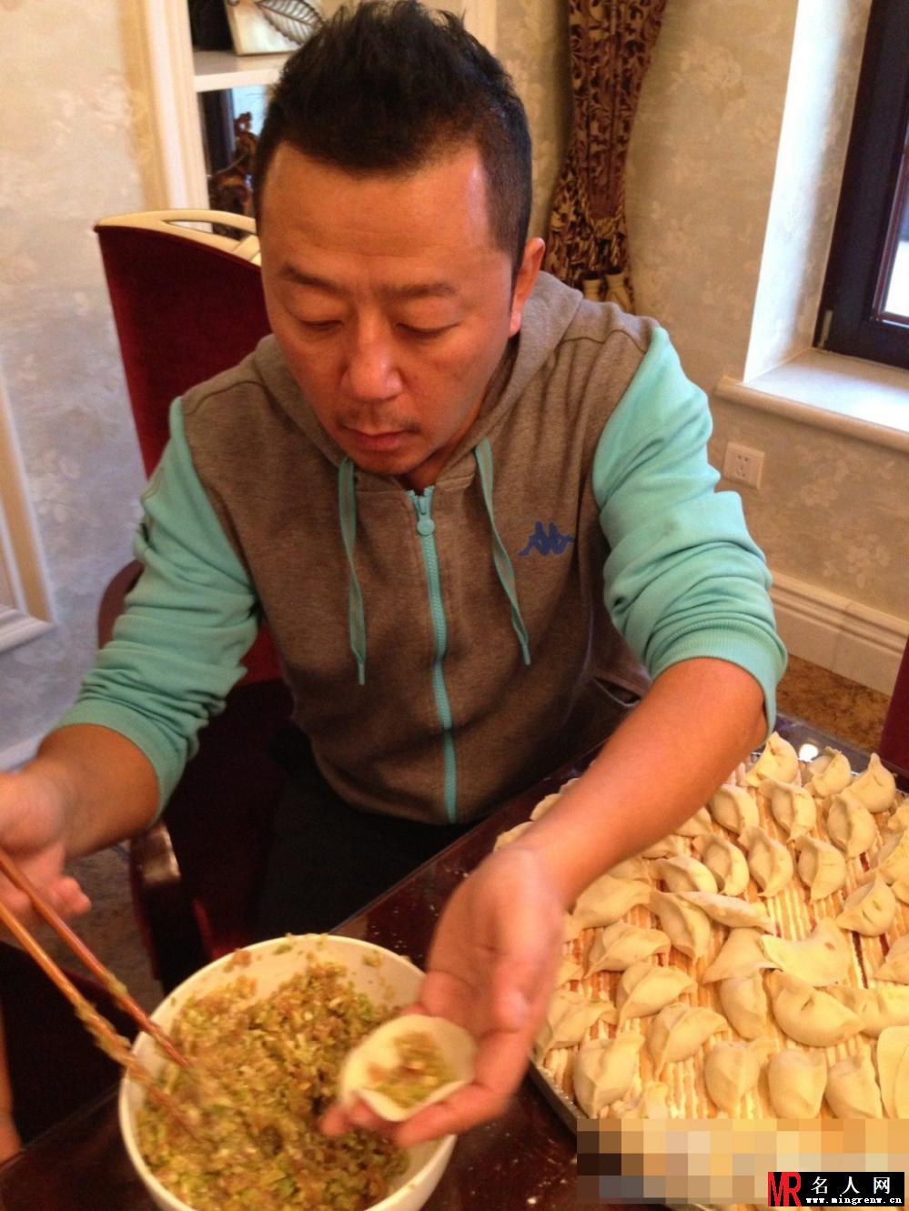 郭涛李湘两家聚会包饺子 石头王诗龄有爱互动(1)