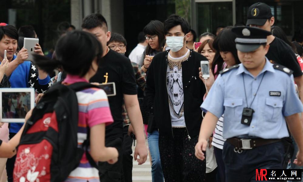 周杰伦口罩遮面现身机场 保安开道遭粉丝跟拍(1)