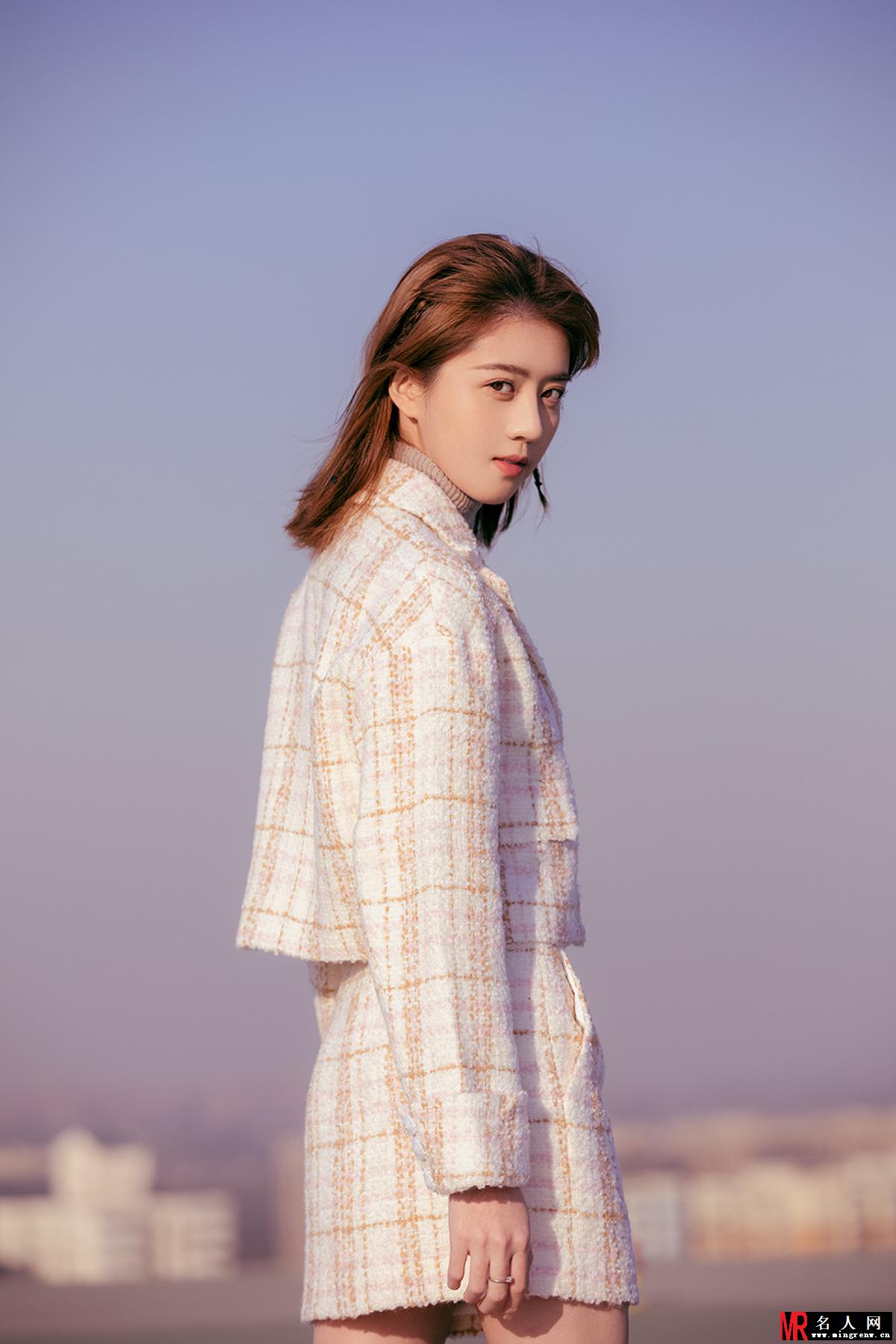 李凯馨初冬写真曝光  小香风花式毛呢套装彰显少女的浪漫(1)