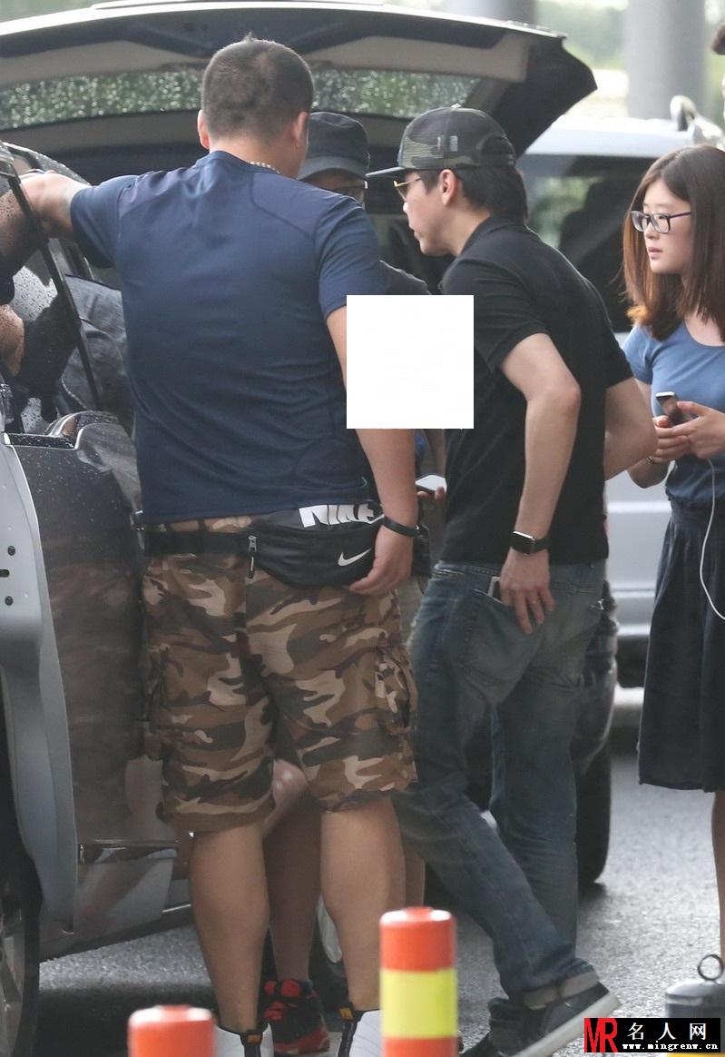 陶喆风波后首度现身机场 与妻子十指相扣(1)
