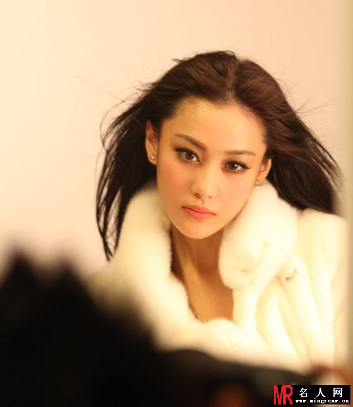 张馨予白色优雅写真 安静文艺淑女范(1)