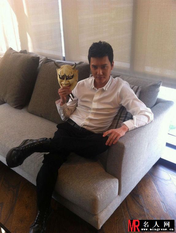 冯绍峰登2013《VOGUE TAIWAN》杂志 尽展成功男人魅力(1)