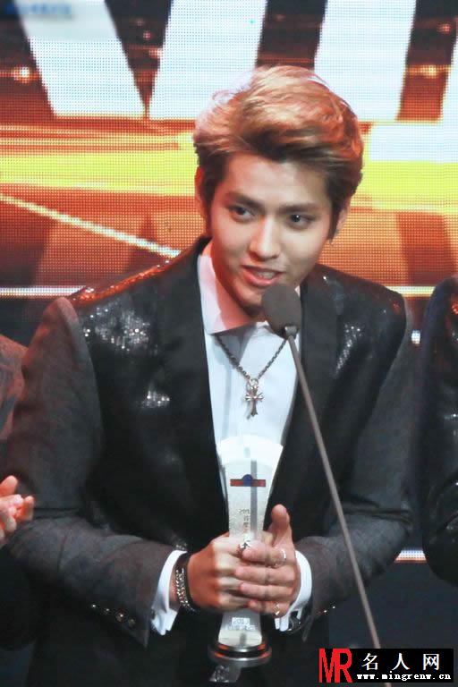 吴亦凡2013年百度沸点获奖 手持奖杯帅气发表获奖感言(1)