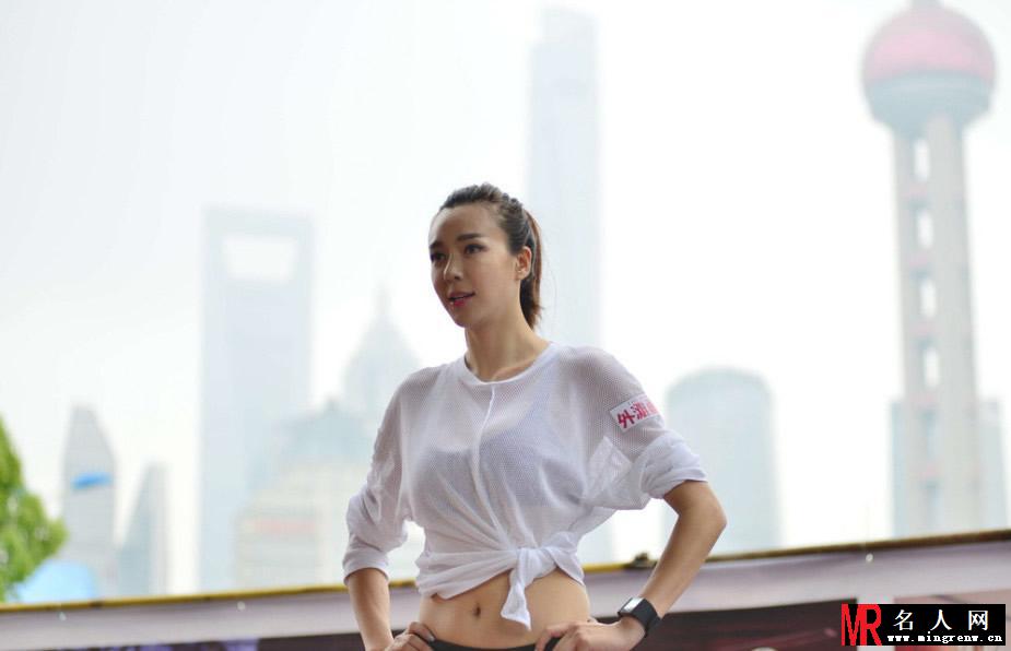 周韦彤现身外滩与市民练瑜伽 性感火辣透视装内衣若隐若现(1)