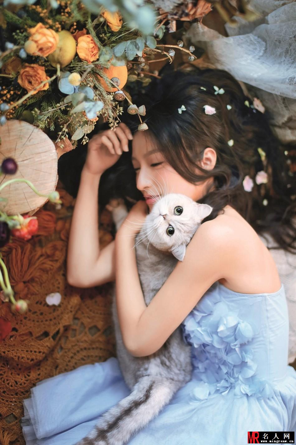 潘辰美艳写真 抱猫咪置身花丛(1)