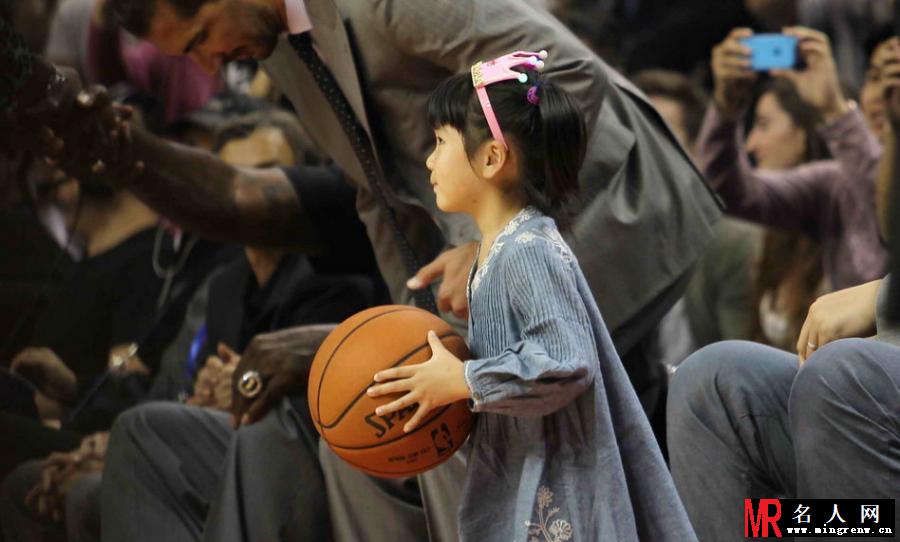 姚明携妻女观战NBA 小沁蕾大展运动天赋(1)