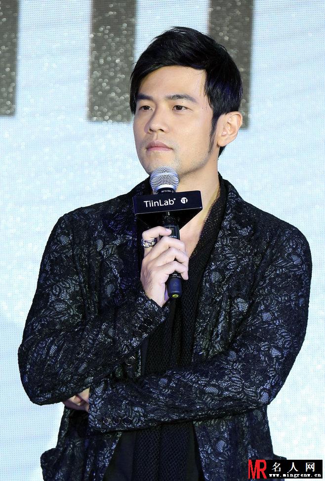 周杰伦帅气亮相 婚期遭记者追问(1)