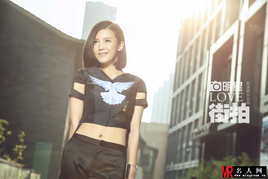 杨子姗时尚街拍曝光 利落短发诠释多维度美(1)