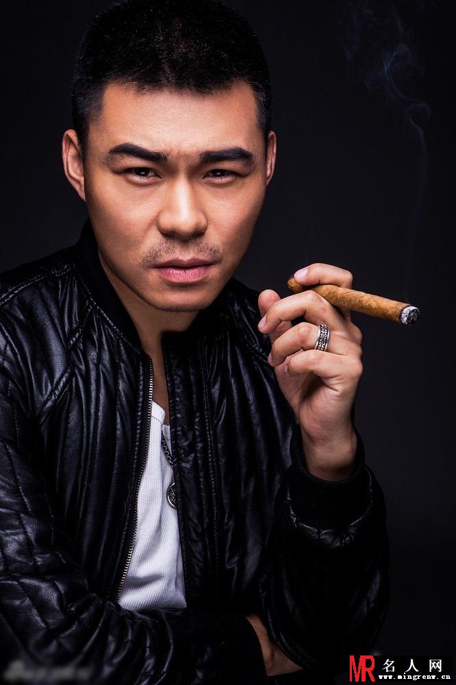 王冠淇搞怪写真曝光 黑色墨镜酷劲十足(1)