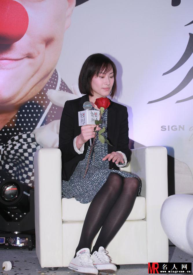 梁洛施着黑丝娇俏亮相 落座不慎尴尬走光(1)