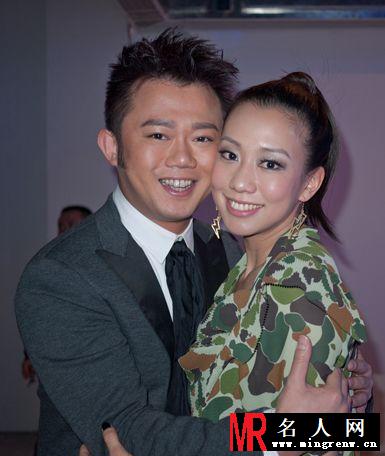 吴辰君北京出席活动 与李东田抱腰显暧昧(1)