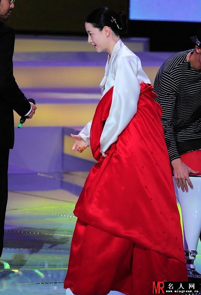 李英爱10年后再扮大长今 唯美亮相惊艳全场(1)