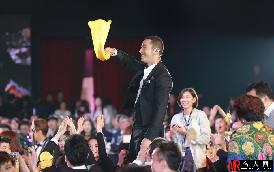 芭莎明星慈善夜内场 众星分组竞技自拍上瘾(1)