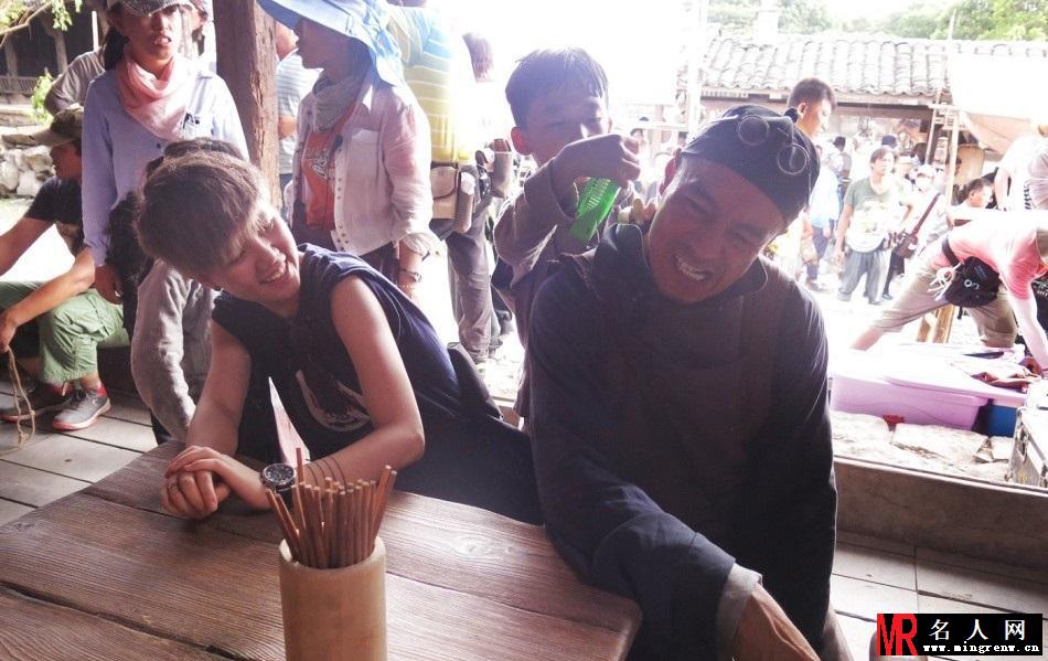 《危城歼霸》大暑热拍高潮 吴京自拍消暑(1)
