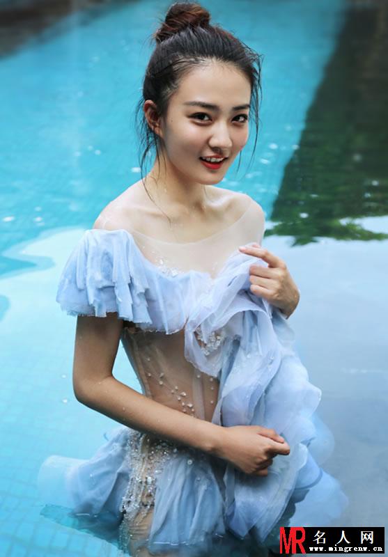 徐璐再曝湿身大片 肤如凝脂吹弹可破(1)