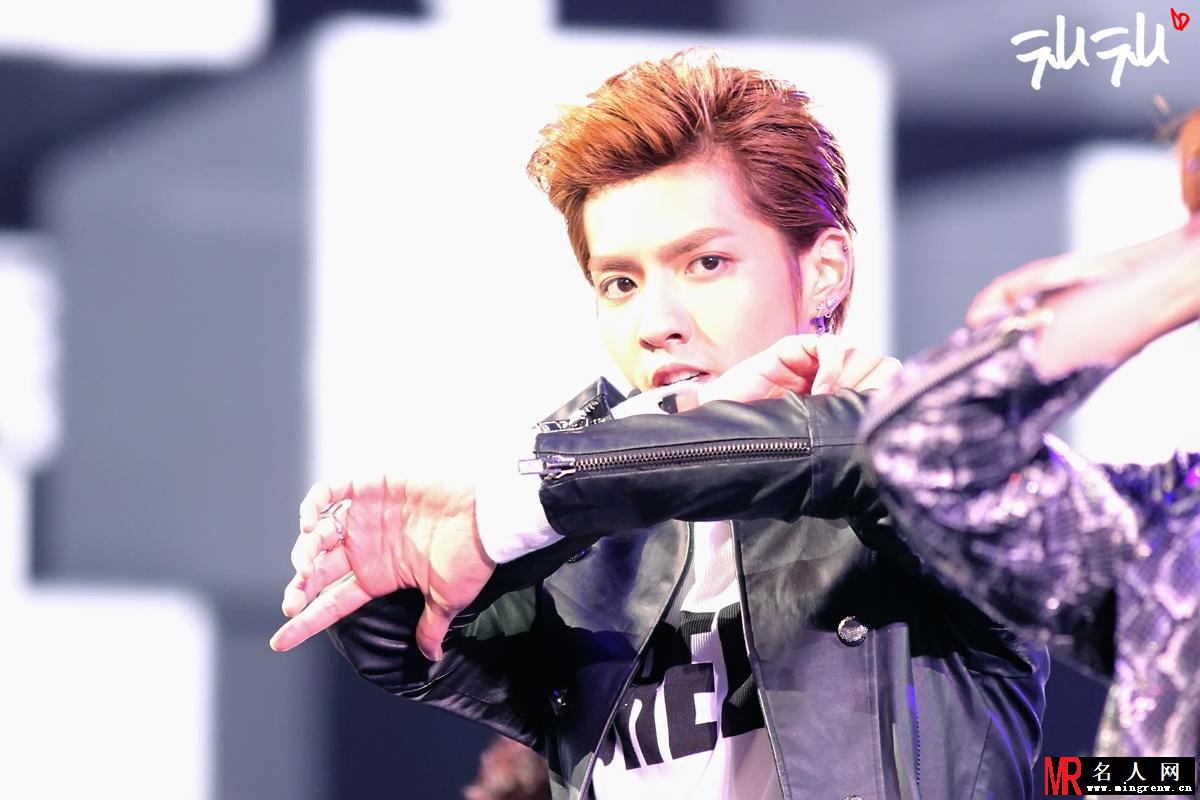 2013年吴亦凡CCTV网络春晚录制 颜值太高粉丝尖叫(1)