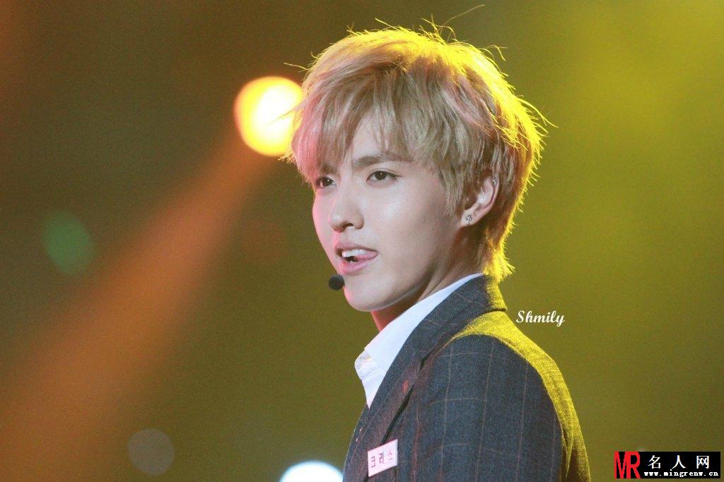 2013年南京心系天下慈善演唱会 吴亦凡天使美颜善良开唱(1)