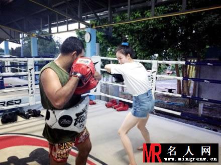 倪妮2014学习拳击照 女神瞬间变成凶残女汉子(1)