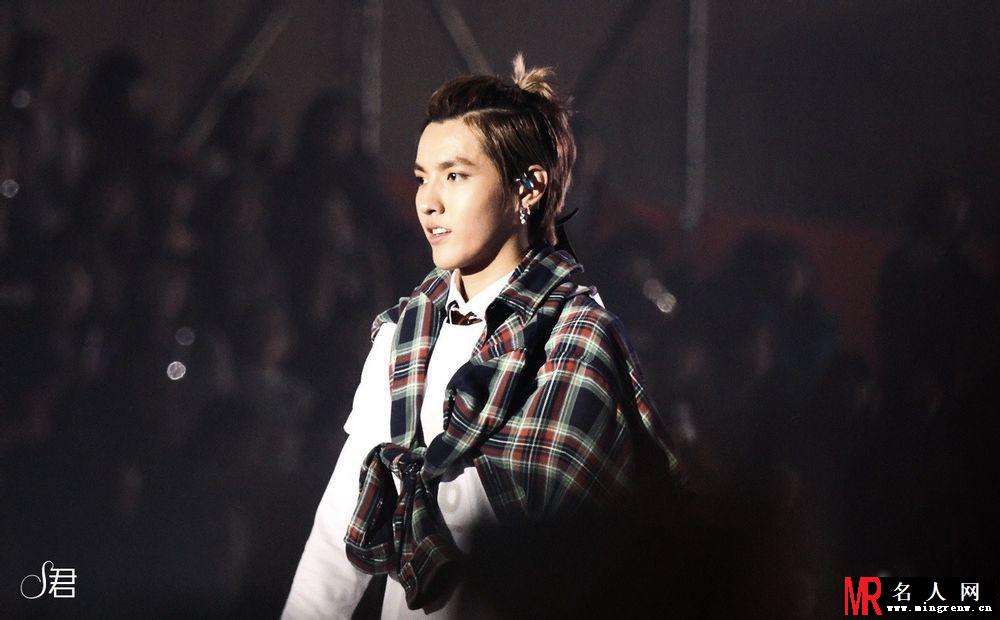 吴亦凡2013年SMWEEK与粉丝欢度周末演唱大赏休闲装扮帅气(1)