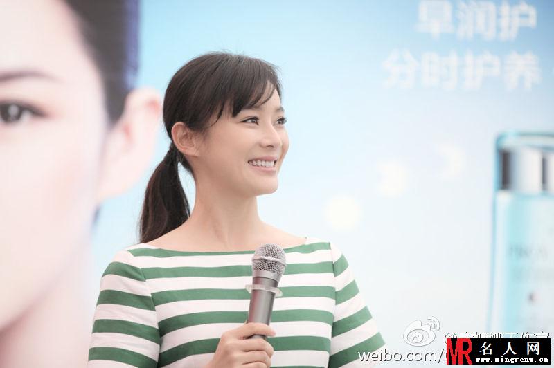 珀莱雅见面会 袁姗姗条纹长裙出席(1)