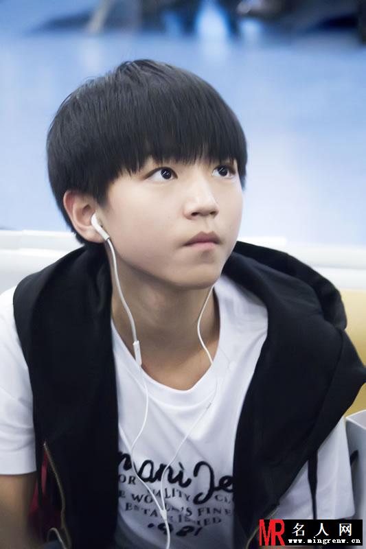 TFBOYS王俊凯生活照 小正太被御姐挑逗(1)