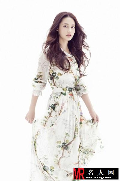 李沁长发妩媚写真 甜笑醉人性感优雅(1)