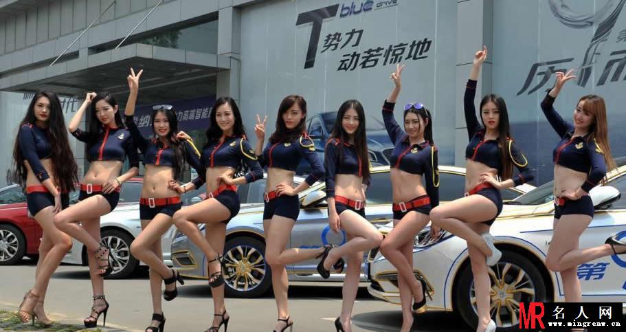 成都性感车模围堵街头 上演火辣快闪引人驻足围观(1)