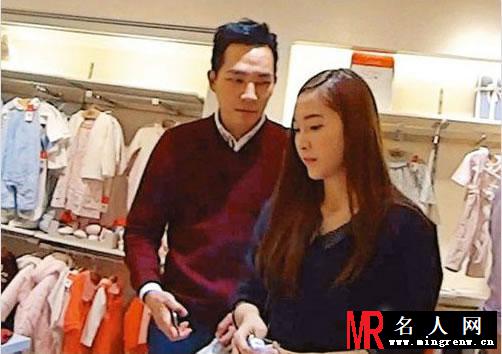 郑秀妍与绯闻男友Tyler权在香港甜蜜逛街(1)