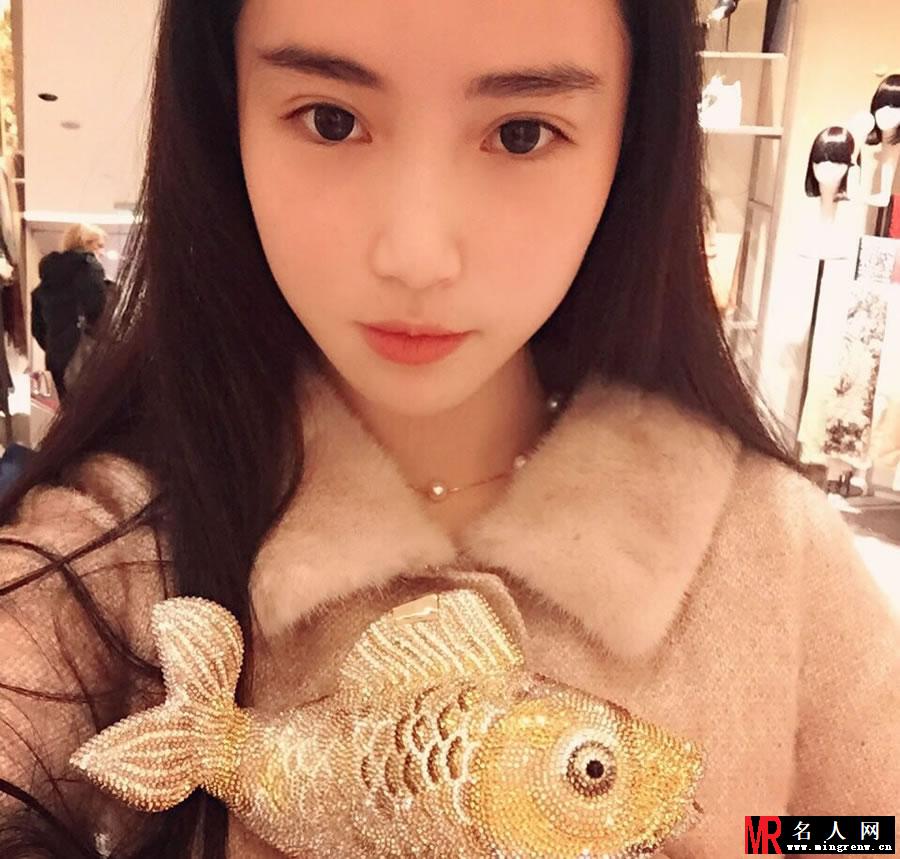 母神张辛苑微博生活照高清图集 酥胸外露展姣好身材(1)