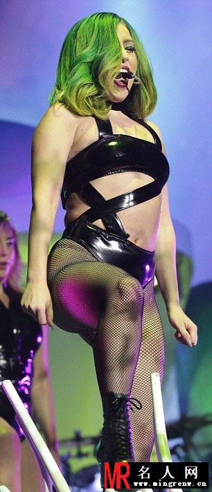 Gaga个人演唱会激情四射 与裸男肉搏夺眼球(1)
