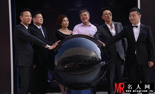 吴镇宇霸气现身剪彩 尽展吴三岁本色(1)