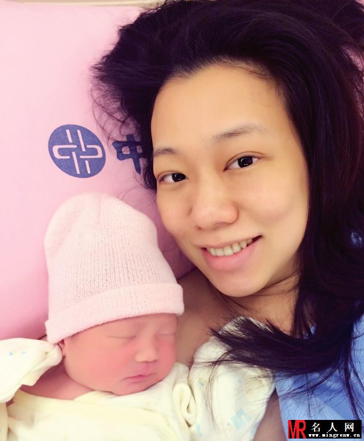 吴辰君微博晒女 素颜出镜显臃肿(1)