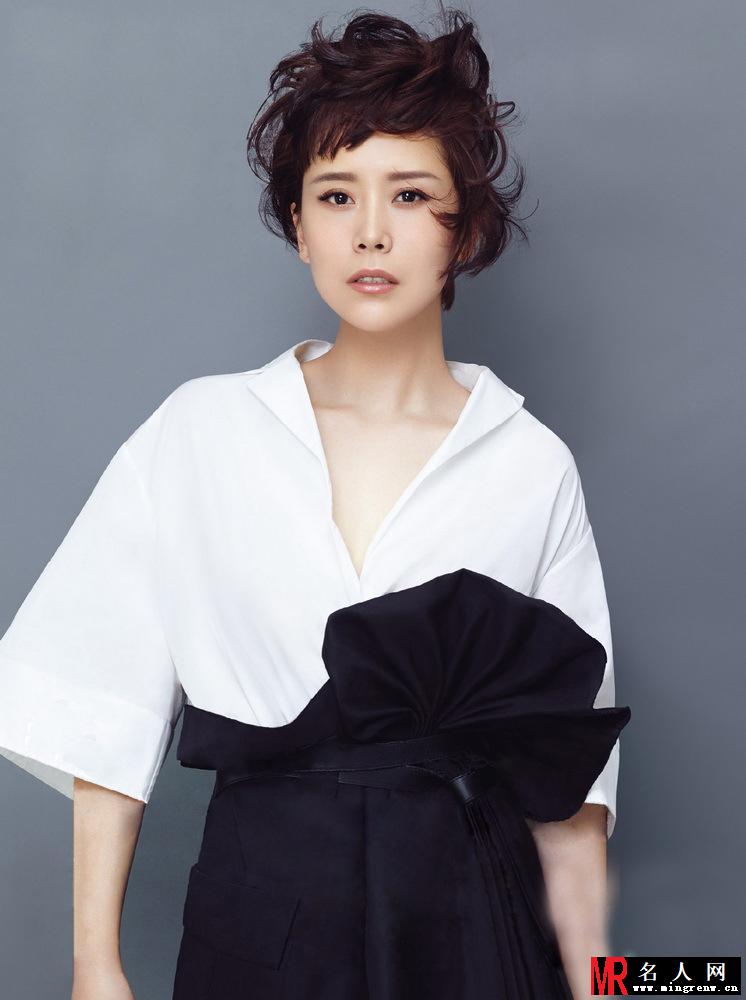 海清时尚杂志写真曝光 率性干练不失柔美(1)