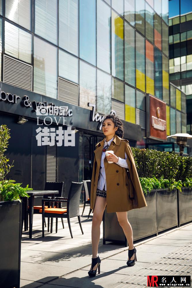 毕夏绚烂街拍 诠释温暖摇滚范(1)