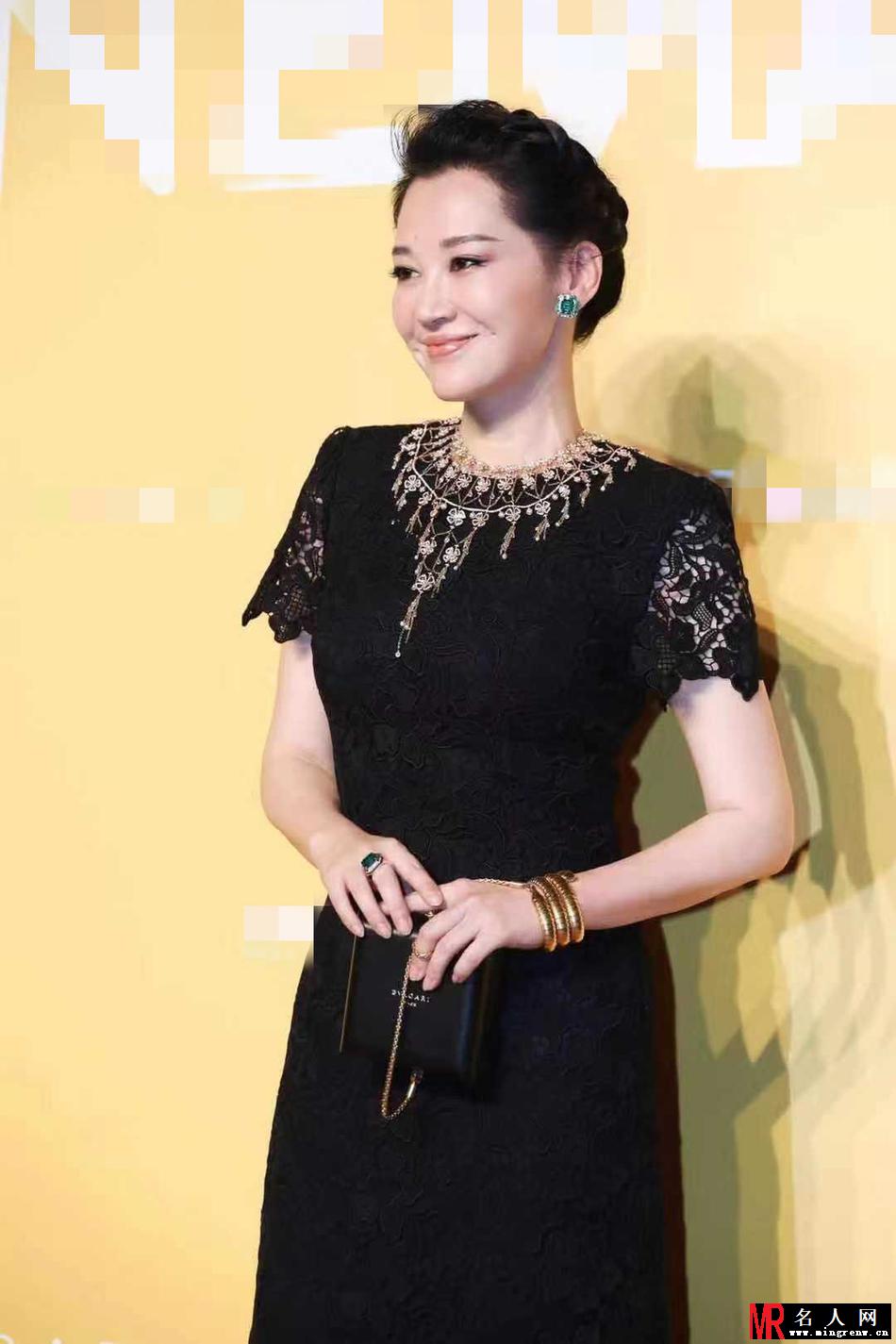 许晴穿蕾丝裙现身 身材曼妙纤细(1)