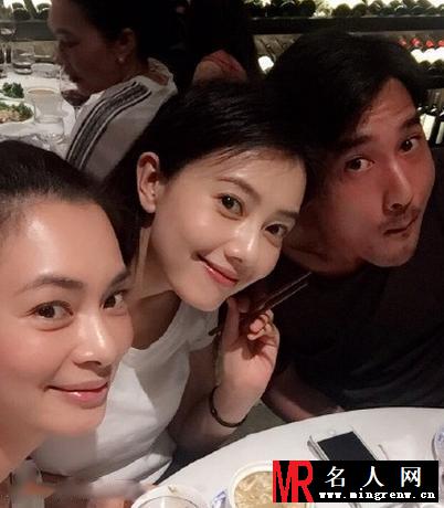 高圆圆赵又廷与好友聚餐 夫妻亲密秀恩爱(1)