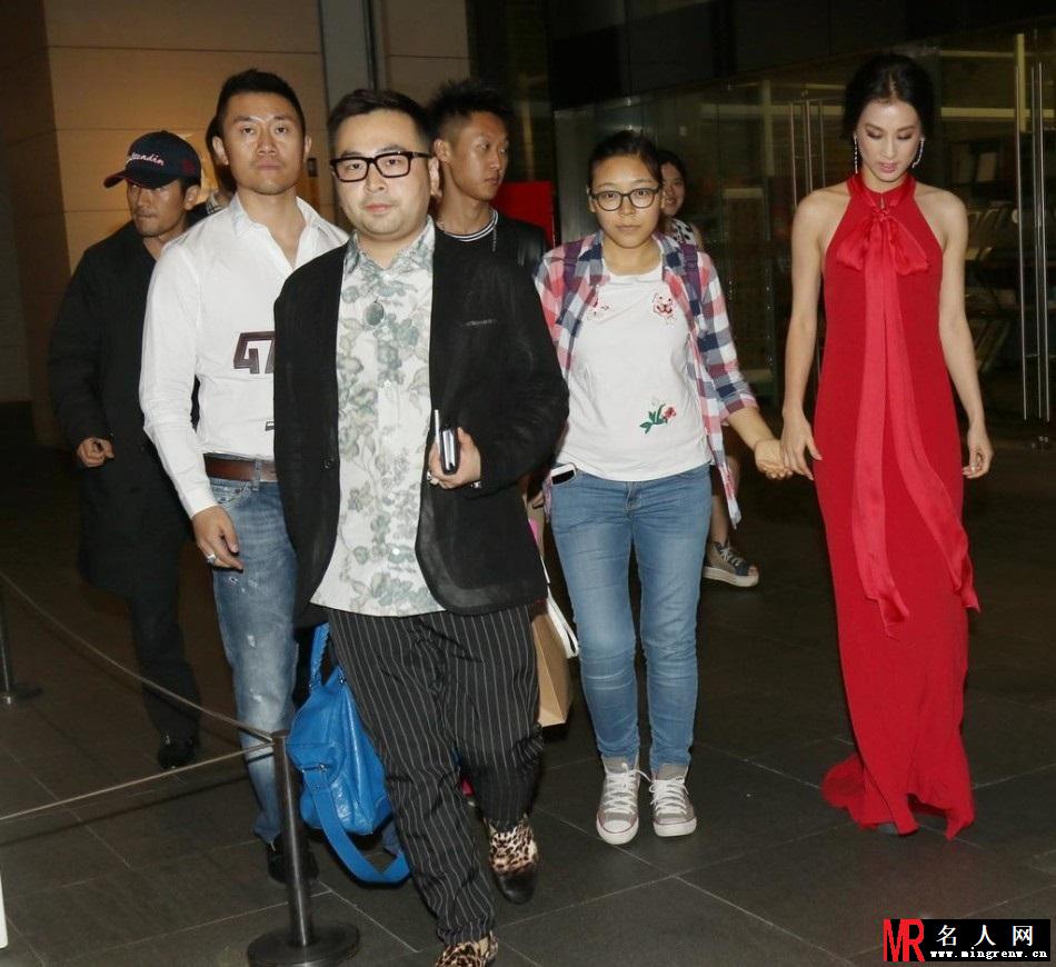 黄圣依红衣光鲜亮相 老公杨子低调同行(1)