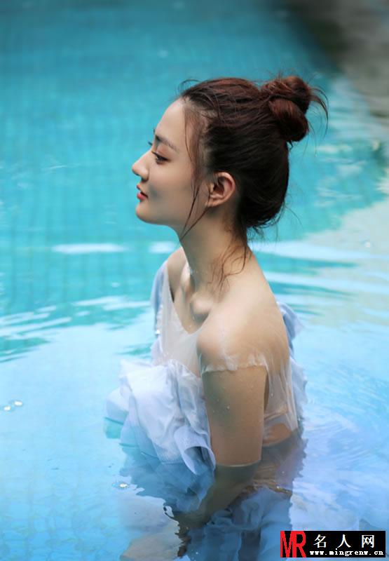 徐璐再曝湿身大片 肤如凝脂吹弹可破(1)