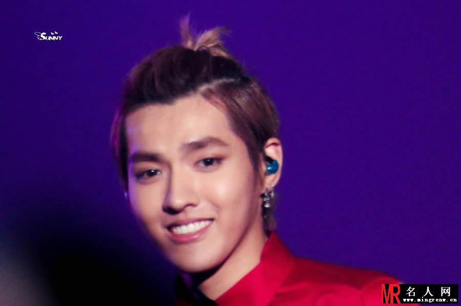 吴亦凡2013年韩国SM WEEK活动红色衬衣扎小辫颜值逆天卖力表演(1)