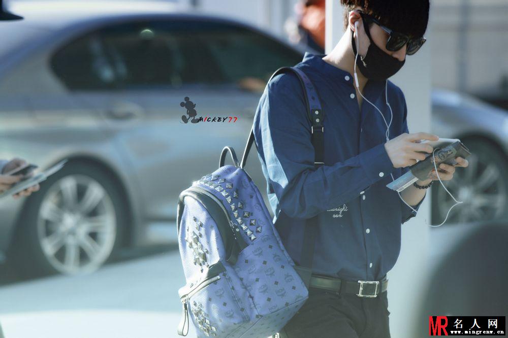 EXO张艺兴2014年10月韩国飞上海 脚步匆忙紧赶助理车(1)