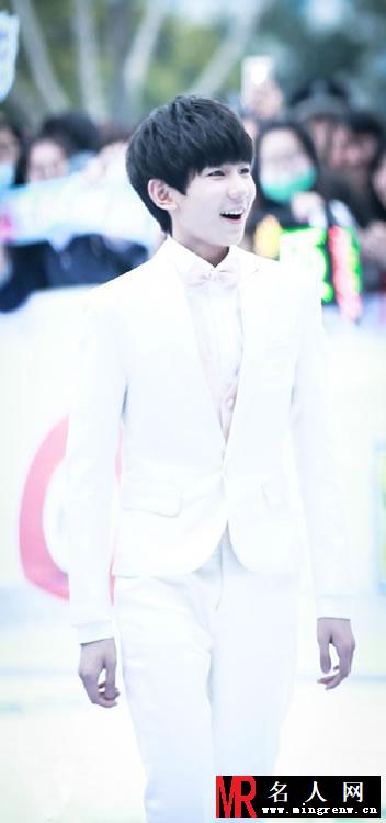 TFBOYS王源白色礼服活动现场(1)