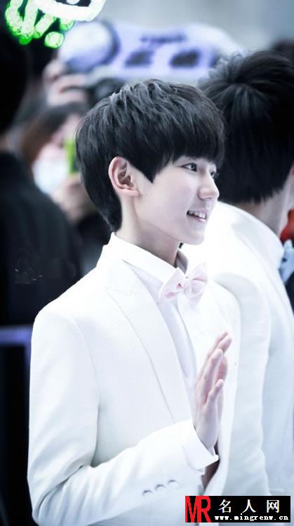 TFBOYS王源白色礼服活动现场(1)