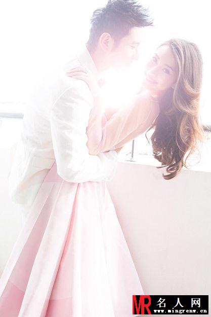 明星网独家曝光黄晓明angelababy甜蜜婚照(1)
