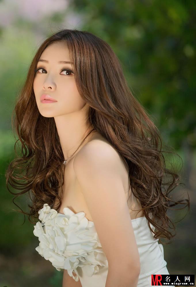 柳岩夏日清凉写真 低胸长裙雪乳若隐若现(1)