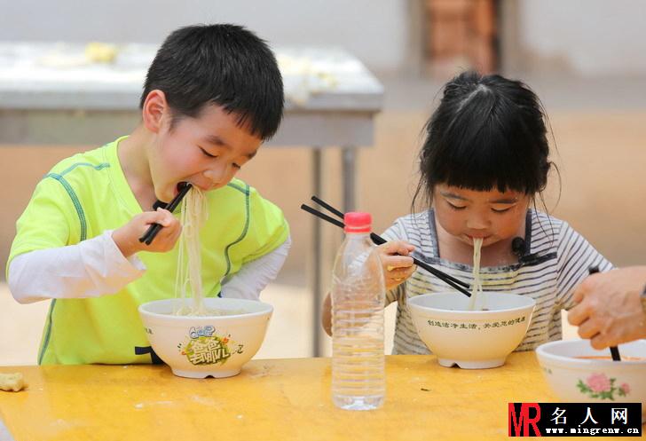 萌娃DIY兰州拉面 网友调侃玩坏拉面(1)