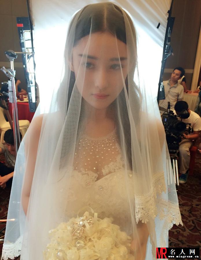 张馨予浪漫写真 化身美艳花仙子(1)