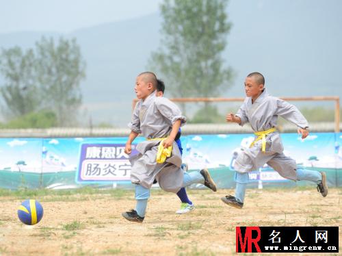 中国足球梦尽现少林武僧 娃娃与方丈的较量(1)